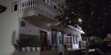 Tërmeti 4 ballë në Fier, flasin banorët: Dolëm me vrap, harruam mbesën brenda