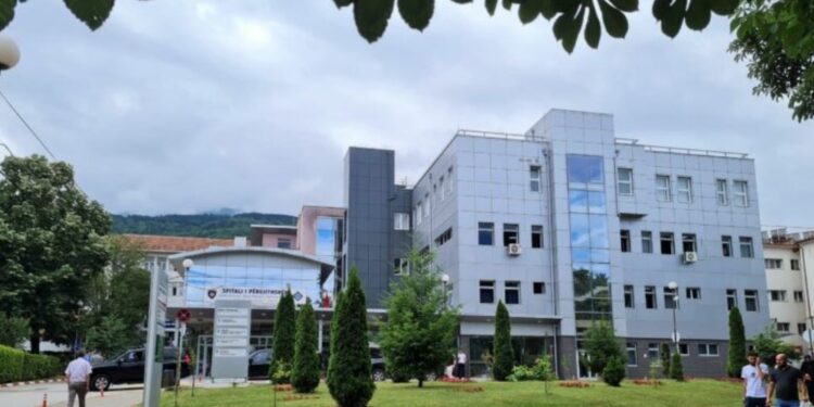 Ra nga ballkoni i shtëpisë, 35-vjeçarja vdes në spital