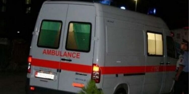 Aksident në aksin Vlorë-Fier, humbi kontrollin e mjetit dhe përfundoi në kanal, plagoset drejtuesja