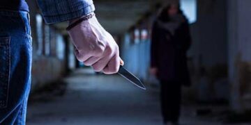 ‘E rëndë’, 13 vjeçarja vret me thikë motrën e vogël