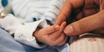 U vdiq djali 5 ditësh në maternitetin e Vlorës, habit babai: E gjeja doktoreshën duke luajtur në telefon