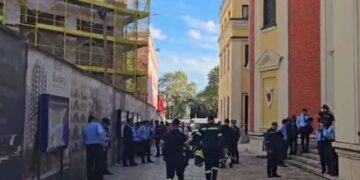 Protesta e opozitës/ Blindohen godina e Ministrisë së Brendshme dhe Bashkia e Tiranës