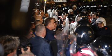 Ç’po ndodh në Tiranë? Pas përplasjeve te Kryeministria protestuesit marshojnë në këmbë, hedhin molotov drejt selisë së PS