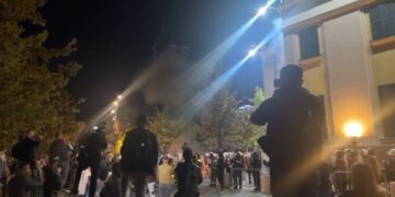 Molotovi i shpërthen në këmbë, plagoset efektivi i policisë