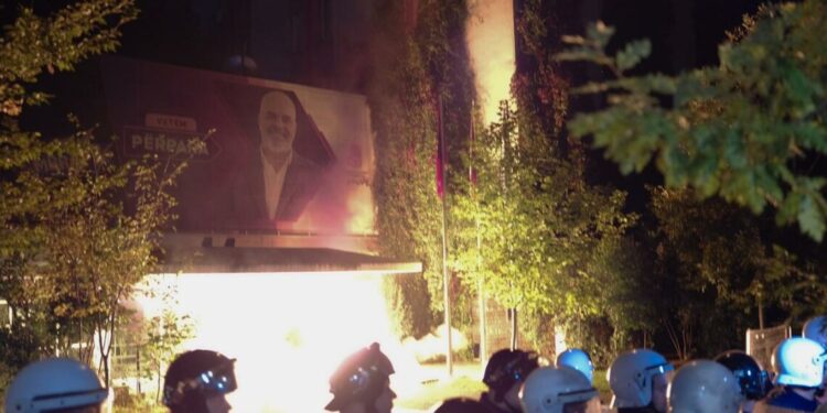 Protesta e opozitës, Andoni: Veprim i gabuar goditja e selisë rozë, organizimi më i dobët që kemi parë