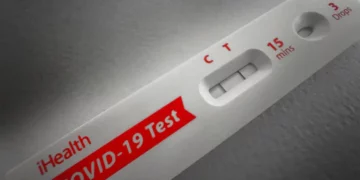 Covid-19 mund të rrisë rrezikun e sulmeve në zemër, goditjeve në tru dhe vdekjeve për tre vjet