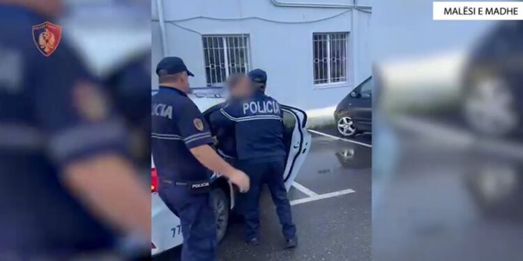 Ishte shpallur në kërkim për ndërtimin e paligjshëm të një objekti, 60-vjeçari bie në prangat e policisë