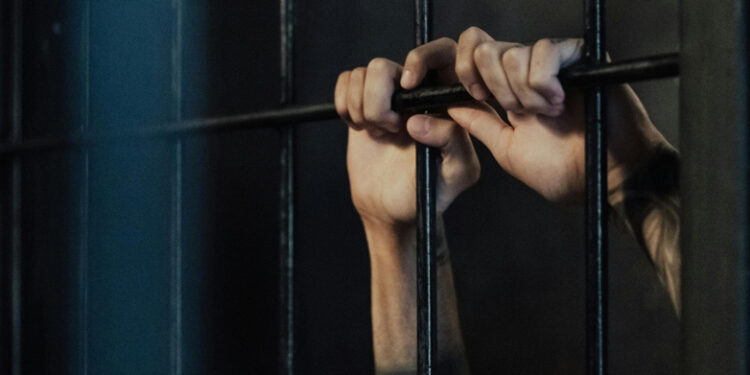 U kap me armë e tritol në mes të Athinës, “Arrest në burg” për Armiol Rrasën, ja çfarë tha në gjykatë