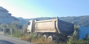 Aksident në Cërrik-Gramsh, kamioni del nga rruga, plagoset shoferi