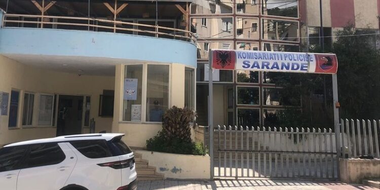 Dhunoi drejtoreshën pas sherrit, ndalohet nga policia sanitarja e kopshtit në Sarandë