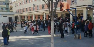 “Vjedhjet nuk kanë të sosur”, PD denoncon abuzimin përmes një shkolle në Durrës: Bordi u kërkon nxënësve para