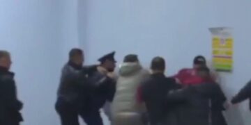 Shokuese/ Plas grushti në Maliq, i riu kap gruan duke e tradhtuar me pronarin e stallës ku punonin