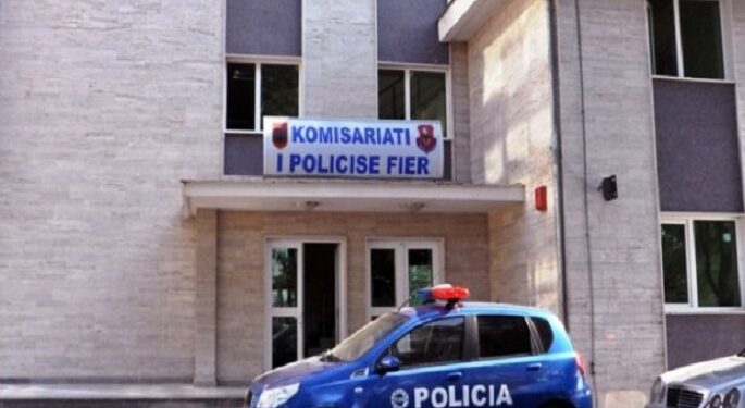 Dyshohet se goditi me send të fortë nënën, arrestohet 45-vjeçari në Fier