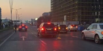 Mosbindja civile e opozitës, Flamur Noka fik makinën e tij në mes të rrugës