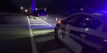 Aksident i rëndë në vend, automjeti humb kontrollin dhe përplaset me kolonën e mbikalimit, zbardhen detajet