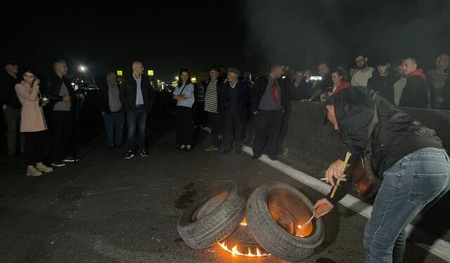 Tensionohet situata në rrethrrotullimin e Shkozetit, protestuesit i vënë flakën gomave