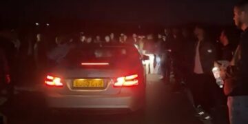 Protesta e opozitës, Qytetari tenton të çajë me automjet kordonin e qytetarëve, policia bën veprimin urgjent