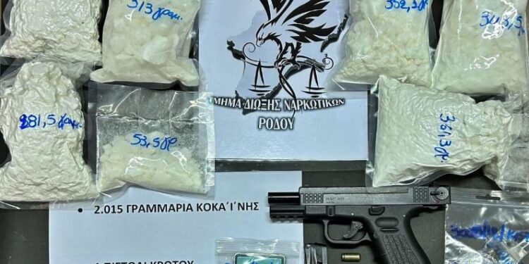Kapet me armë dhe dy kilogram “të bardhë”, e pëson keq shqiptari në Greqi