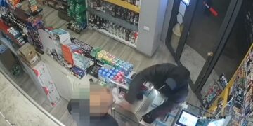 Grabiti me dhunë në dy dyqane në Korçe, përfundon në pranga 42-vjeçari