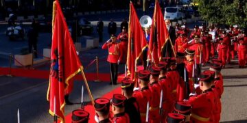 Presidentja e KE mbërrin në Tiranë, pritet me ceremoni zyrtare nga Rama