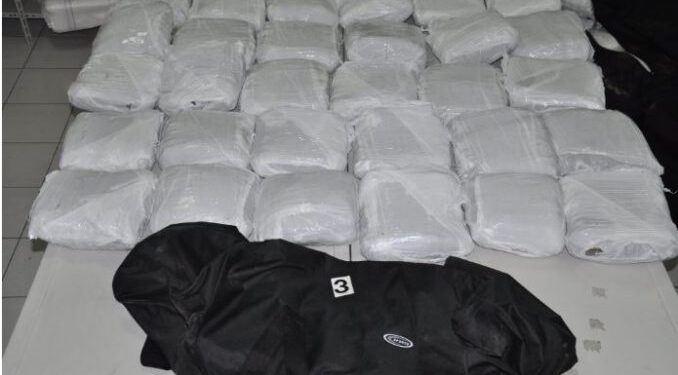 U kap me 15 kg “të bardhë” në automjet, e pëson keq shqiptari në vendin fqinj