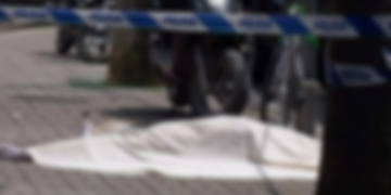 Bie nga lartësia e pallatit gruaja shtatzënë, vetë humbet jetën, foshnja lind në vendngjarje