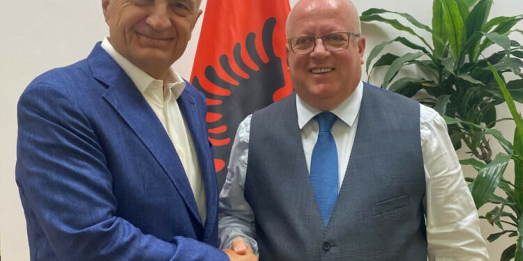 “Nuk konsumon ushqimin e burgut”, Gjokutaj zbulon ‘dënglat’ e ish-presidentit: Meta me ilaçe, gjella i shkon nga jashtë