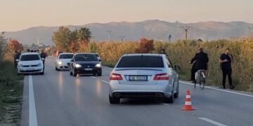 Aksident në aksin Berat-Lushnjë, “Benzi” përplas qytetarin