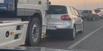 Aksident në aksin Tiranë-Elbasan, kamioni godet makinën, shkakton trafik zinxhir në autostradë