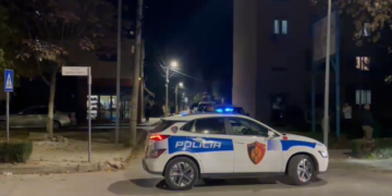 Dyshohet se u vetëplagos me armë zjarri, 18-vjeçarja në Fier niset me urgjencë në spital