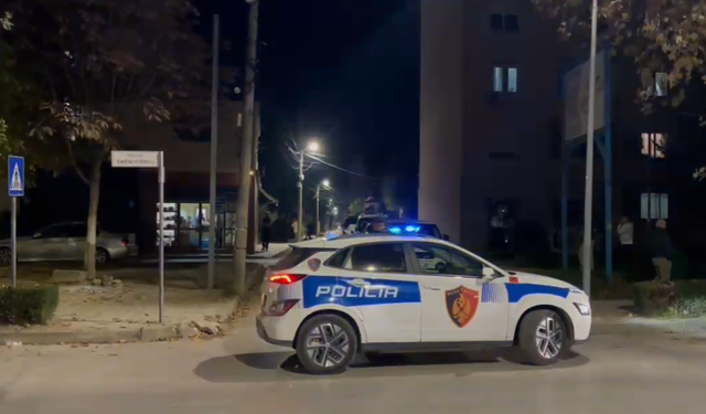 Dyshohet se u vetëplagos me armë zjarri, 18-vjeçarja në Fier niset me urgjencë në spital