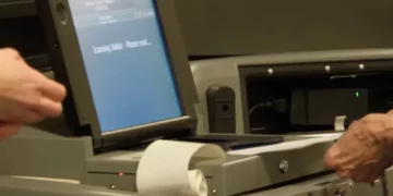 Fillojnë lëkundjet e para në zgjedhje, probleme për makineritë e votimit në shtetin e ‘flaktë’ republikan