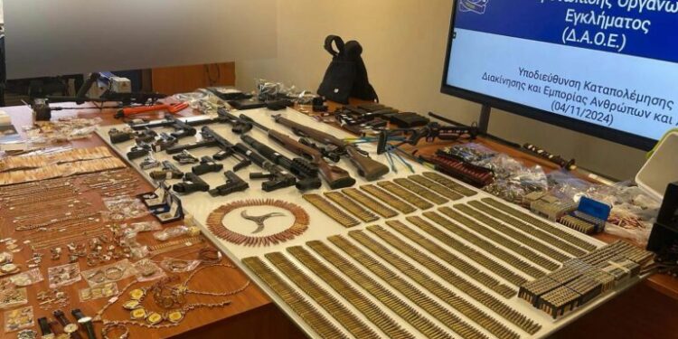 Policia greke sekuestron arsenal të madh armësh në Athinë, arrestohen 5 persona mes tyre një shqiptare
