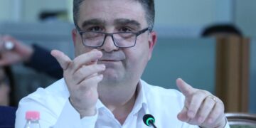 Pas Durrësit edhe këshilli bashkiak i Fierit i rrit rrogën 2.9 milionë lekë kryetarit!