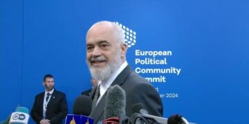 Rama batuta me gazetarët: Jam më i gjati, por përfaqësoj një vend të vogël. Europa po bëhet më e vjetër!