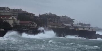 Stuhi, erëra të forta dhe rrufe, moti i keq përfshin vendin fqinj, mbyllen shkollat dhe universitetet