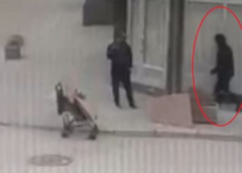 Po ecnin në rrugë, 59-vjeçari godet me thikë dy vajza dhe dy djem duke i lënë të plagosur