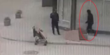 Po ecnin në rrugë, 59-vjeçari godet me thikë dy vajza dhe dy djem duke i lënë të plagosur