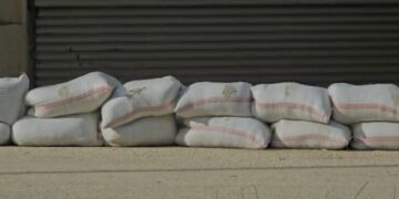 Frika nga përmbytjet, vlonjatët marrin masa, vendosin thasë me rërë në hyrje të banesave e bizneseve