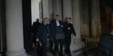 “Sterilizimi”, hyri e doli me pranga në duar, Beqaj largohet nga kryesia e Kuvendit! U drejtohet gazetarëve: Ndjesë për pritjen