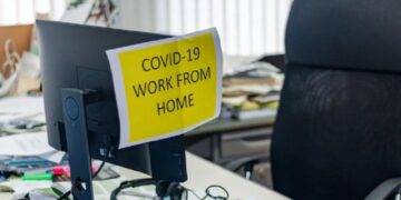 U pushua nga puna sepse refuzoi të bënte vaksinën e Covid-19, gruaja fiton shumën e majme të dëmshpërblimit