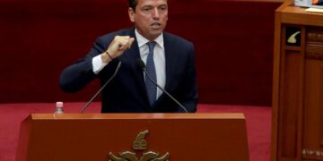 Debat në Kuvend/ Ministrja: Të sëmurët silli tek unë, Shehaj: Kush je ti që vendos kush vdes dhe kush jeton?!