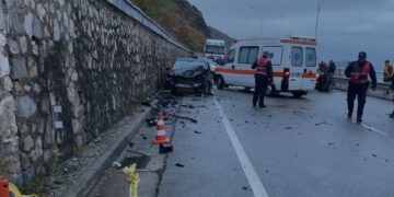 Përplasen dy makina në Pogradec-Qafë Thanë, plagosen shoferët dhe një pasagjer