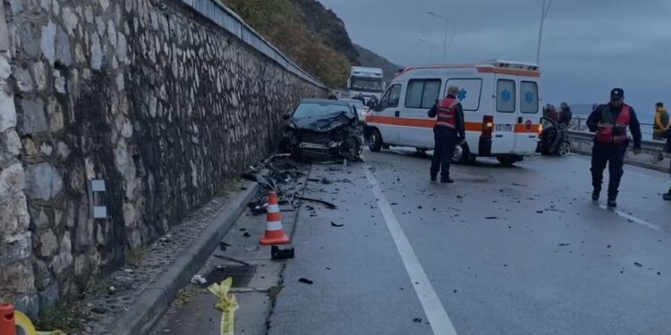 Përplasen dy makina në Pogradec-Qafë Thanë, plagosen shoferët dhe një pasagjer