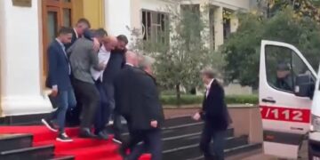 U dyshua për infarkt, deputeti tregon gjendjen shëndetësore të kolegut të tij: Kishte dhimbje të forta