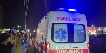 Aksident i rëndë në vend, automjeti përplas këmbësorin, transportohet me urgjencë në spital