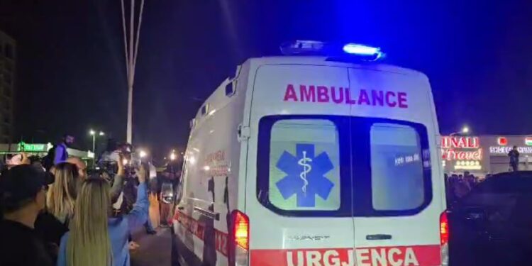 Aksident i rëndë në vend, automjeti përplas këmbësorin, transportohet me urgjencë në spital