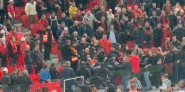 Tension në stadium, tifozët përplasen me një person Security, ndërhyn policia