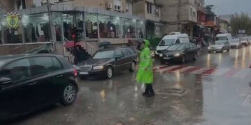 Reshje të dendura dhe erë e fortë, policia apel shoferëve: Tregoni kujdes!