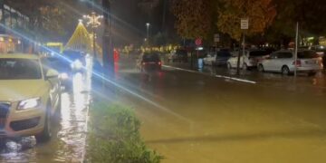 Reshjet me intensitet të lartë përfshijnë Elbasanin, përmbyten rrugë dhe garazhe